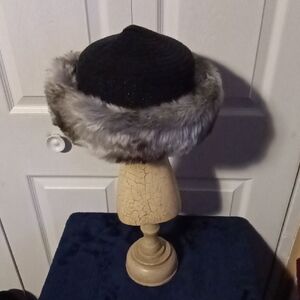 Jaclyn Smith Black Hat with Gray Fur Trim
